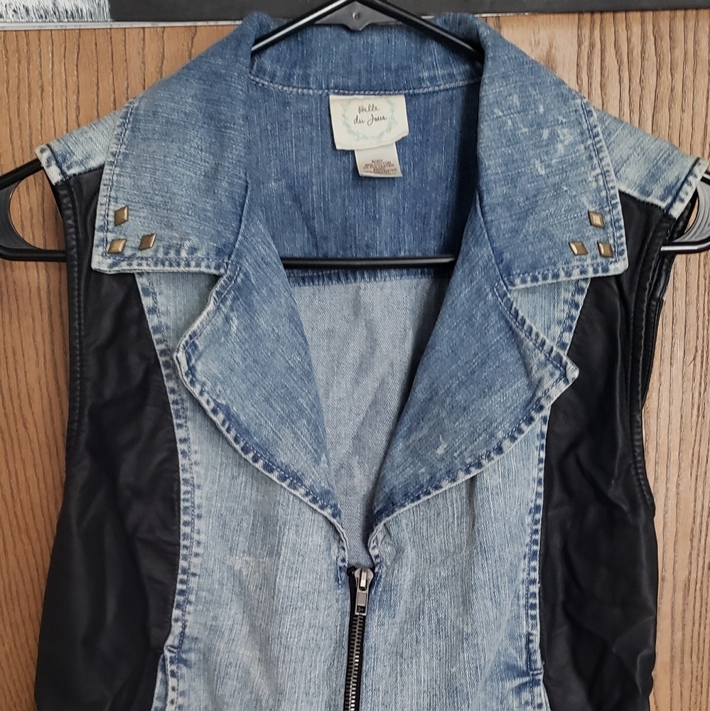 Sleeveless vest w faux leather sides & pockets